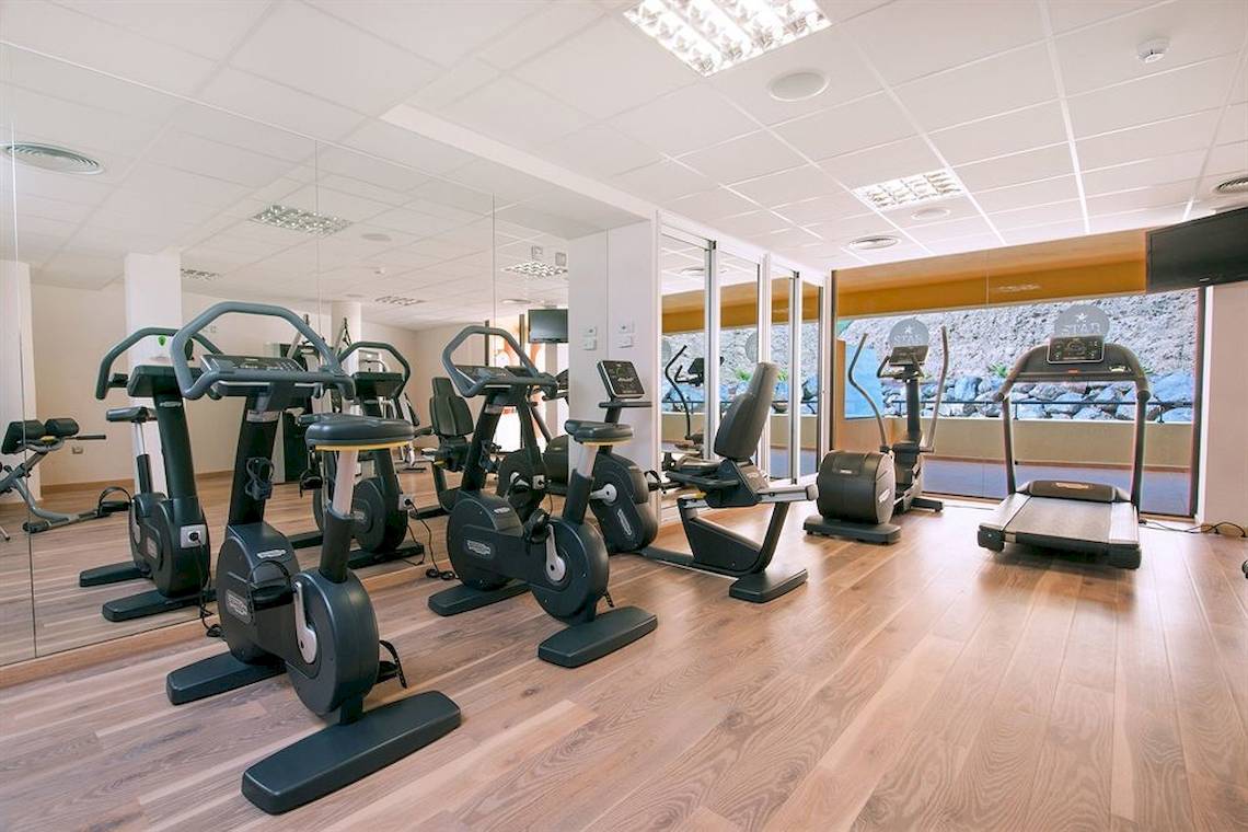 Fitnesscenter im Iberostar Playa Gaviotas Hotel mit Laufbändern und Rudergeräten