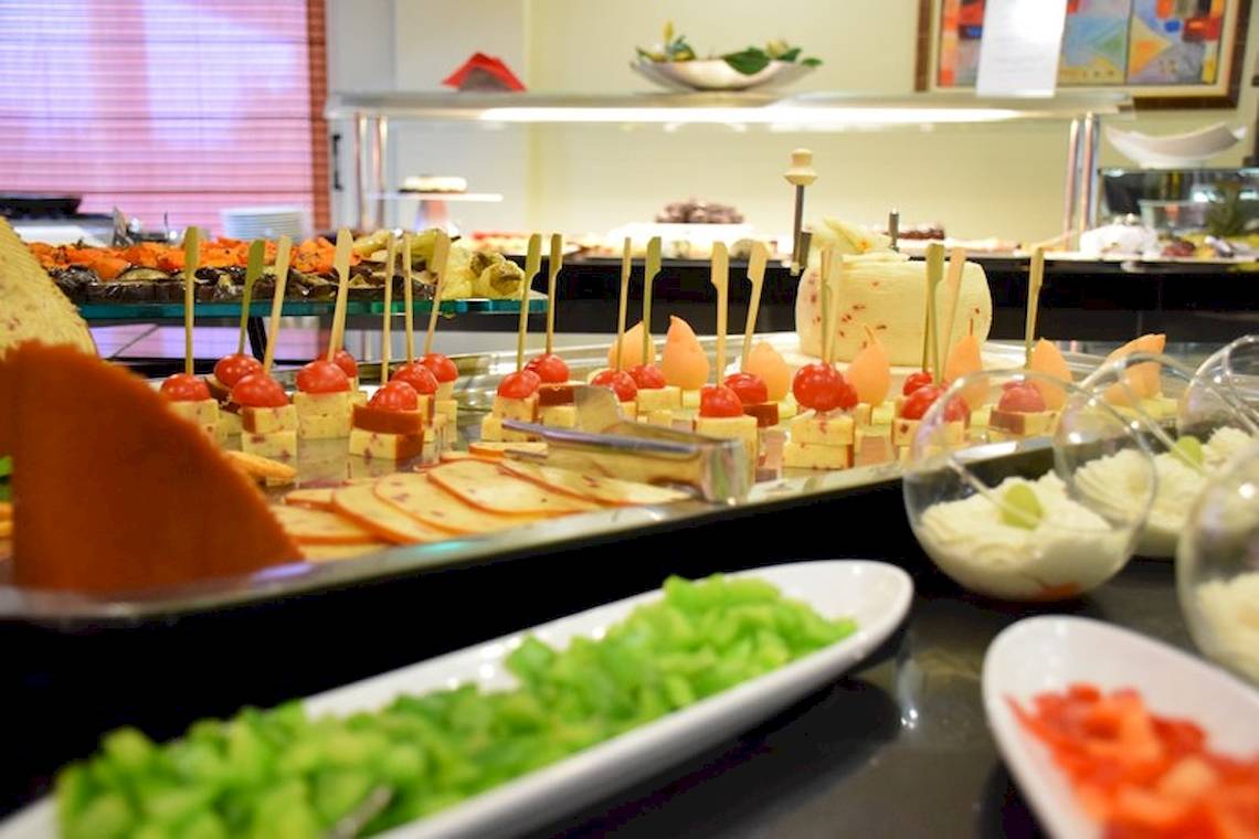 Buffet im Olympia Golden Beach Resort mit verschiedenen Vorspeisen und Salaten.
