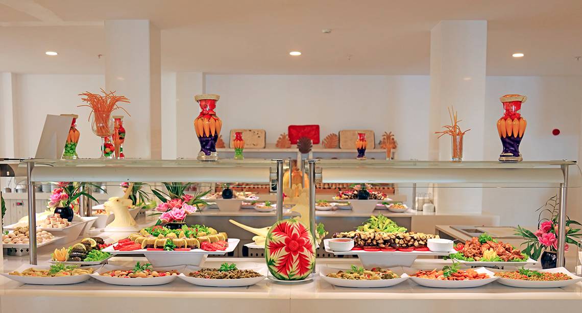 Buffet im LABRANDA TMT Bodrum mit einer Vielzahl von Gerichten und Dekorationen.