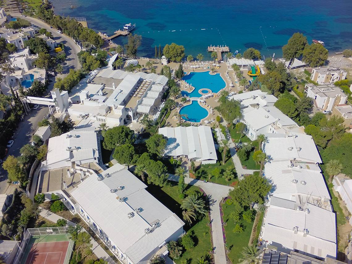 Luftaufnahme des LABRANDA TMT Bodrum Hotels mit Pool und Gebäuden am Meer