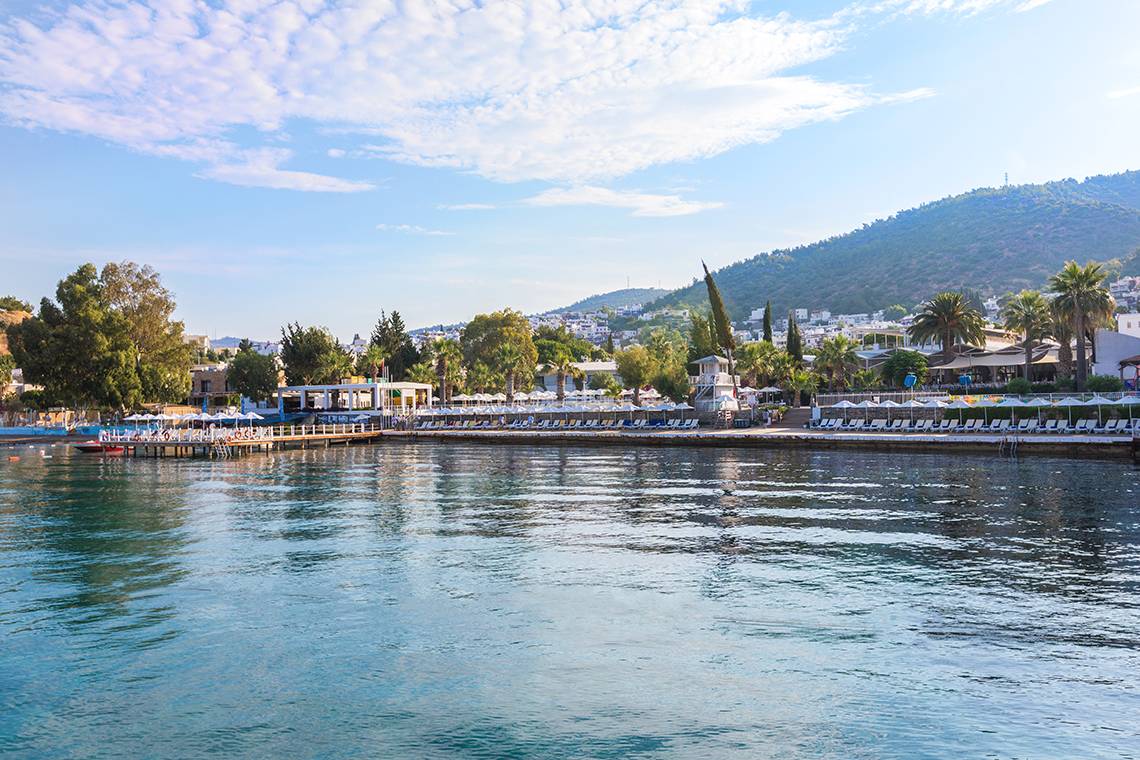 Labranda TMT Bodrum Hotel Strand mit Liegestühlen und Palmen