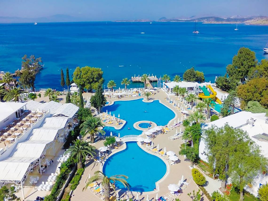 Luftaufnahme des LABRANDA TMT Bodrum Resorts mit Pool, Wasserrutsche und Blick aufs Meer