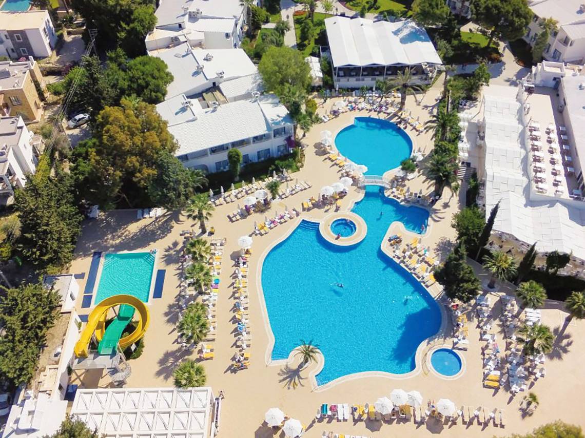 Luftaufnahme des LABRANDA TMT Bodrum Hotels mit zwei Pools, Sonnenliegen und Wasserrutsche.