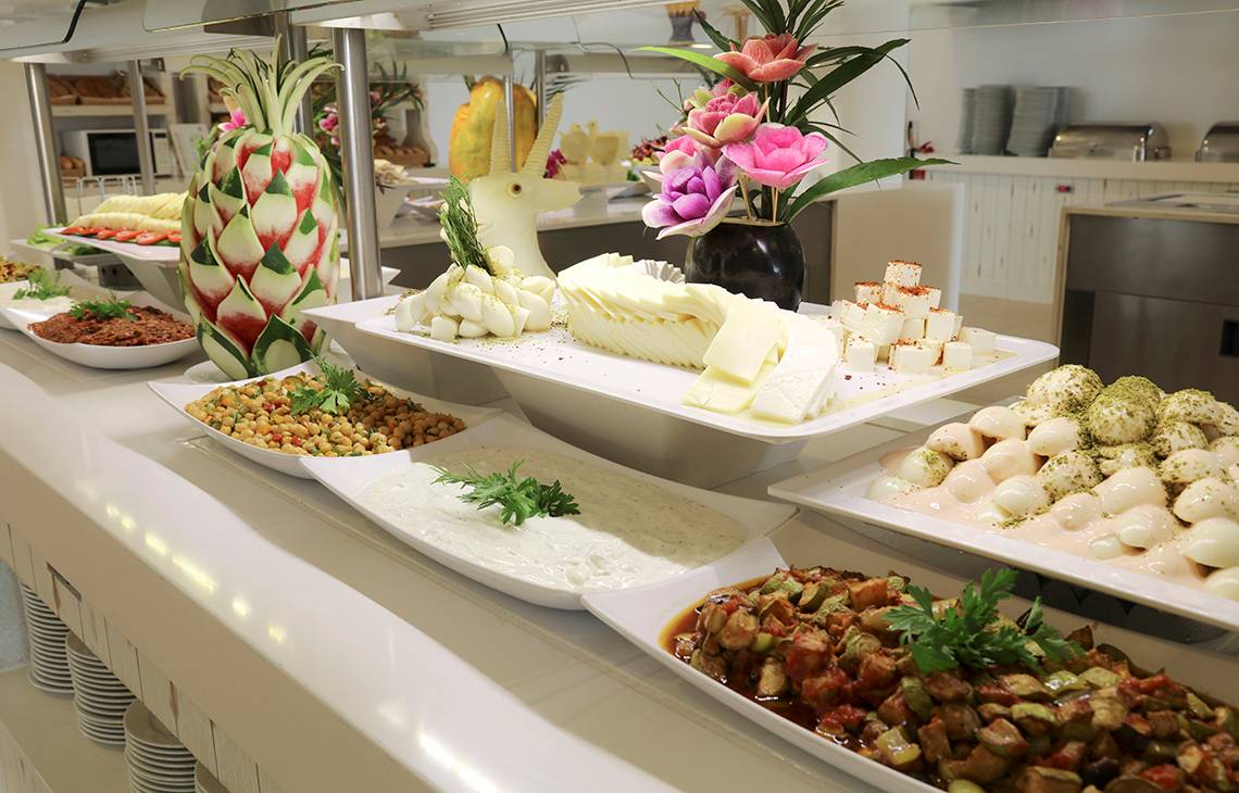 Buffet-Tisch im LABRANDA TMT Bodrum mit verschiedenen Speisen und Dekorationen.