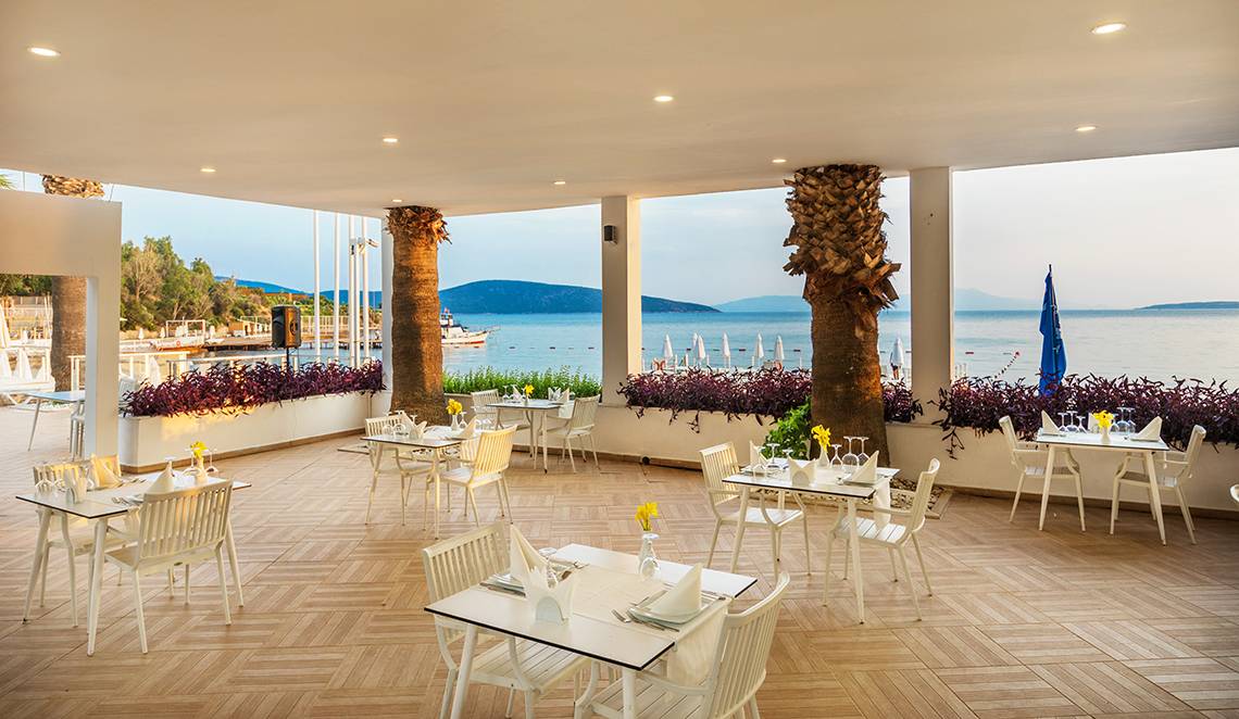 Hotelterrasse des LABRANDA TMT Bodrum mit Blick auf das Meer und die Berge