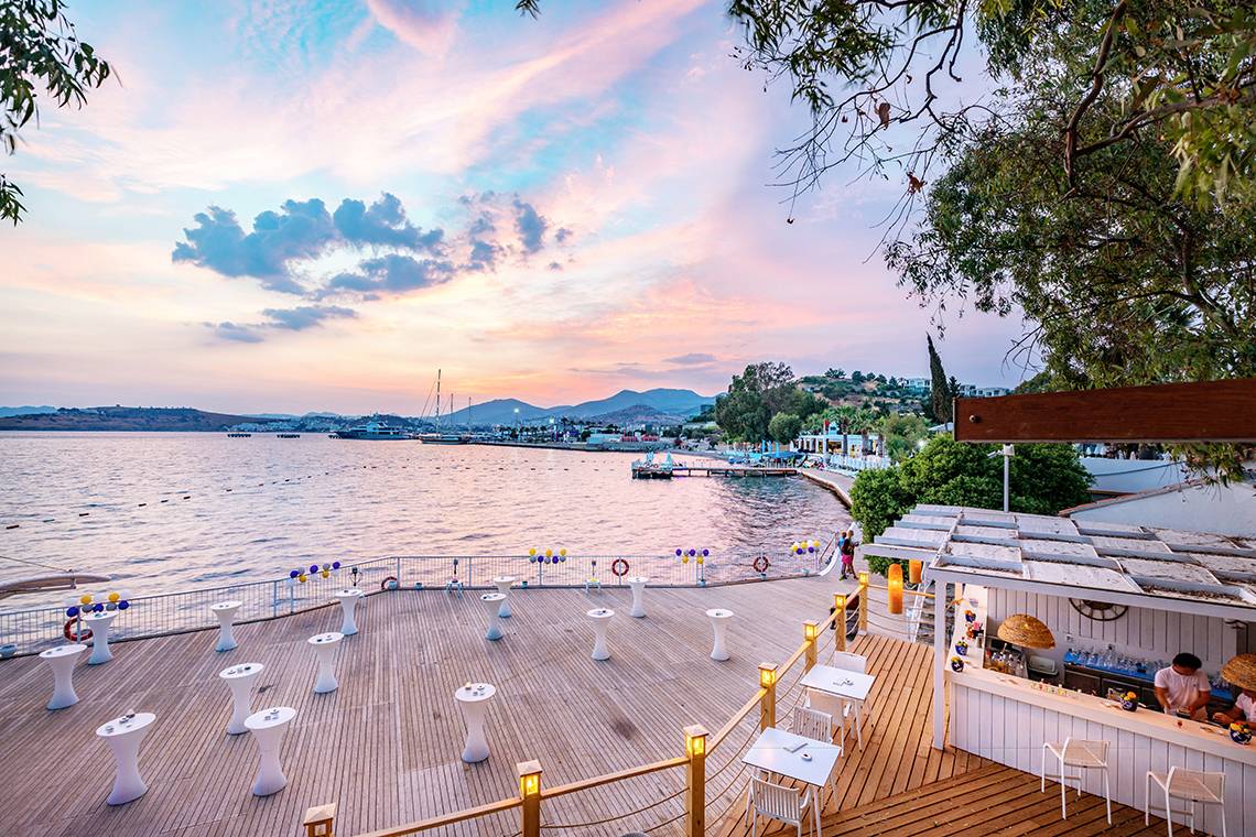 Terrasse des Labranda TMT Bodrum Hotels bei Sonnenuntergang mit Blick auf den Hafen