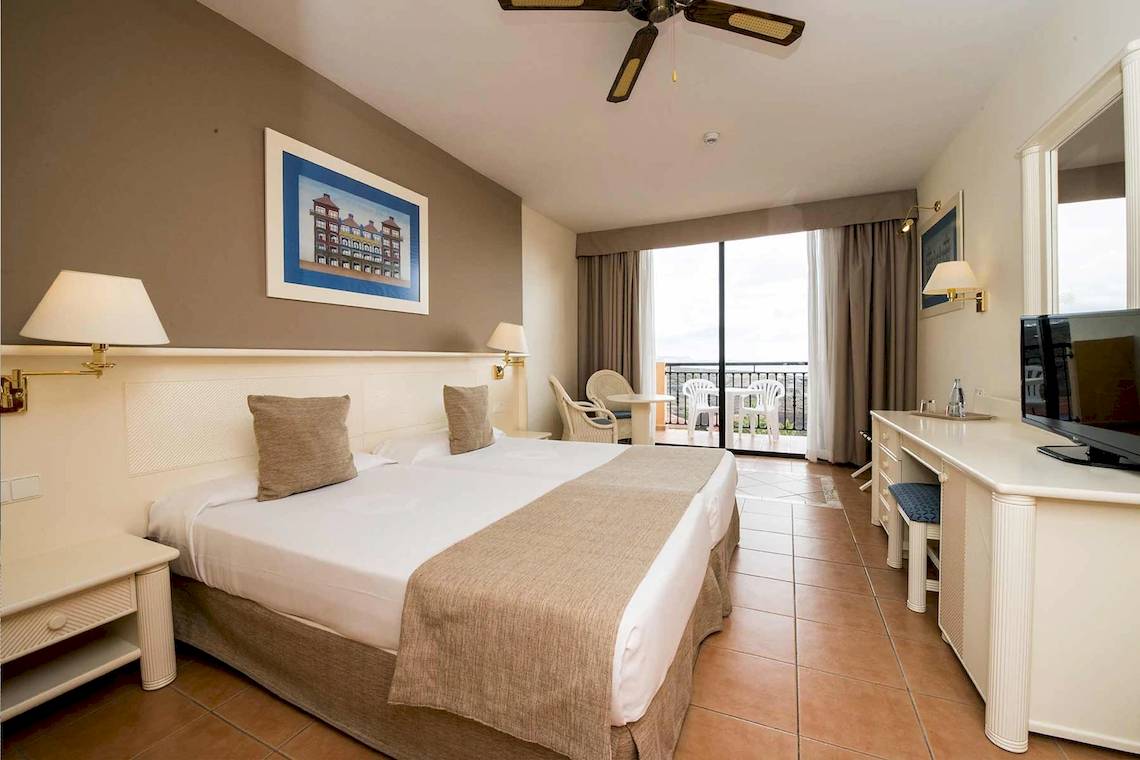 Doppelbettzimmer mit Balkon im Bahia Principe Sunlight Costa Adeje Hotel