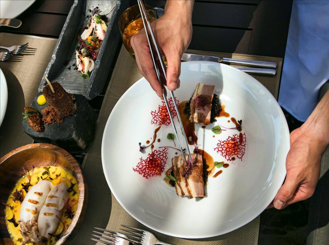 Essen auf einem Teller im Maxx Royal Belek Golf Resort, serviert mit Stäbchen.