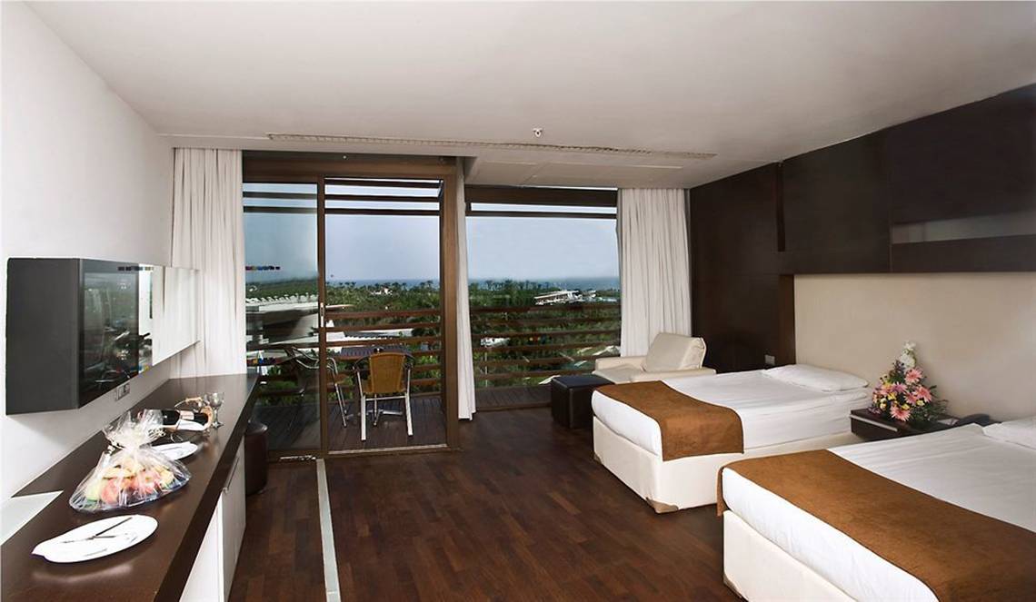 Hotelzimmer im Nirvana Cosmopolitan mit Ausblick auf die Terrasse und den Ozean.