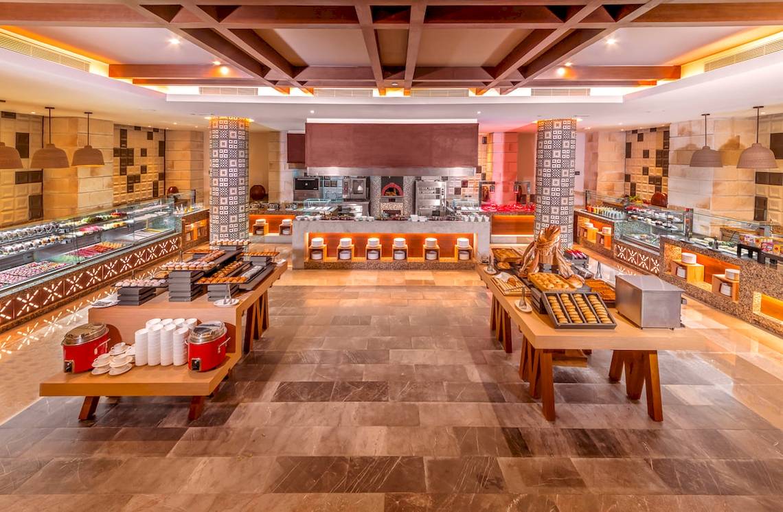 Buffetbereich im Haven Riviera Cancun Resort & Spa mit verschiedenen Gerichten und Speisen.