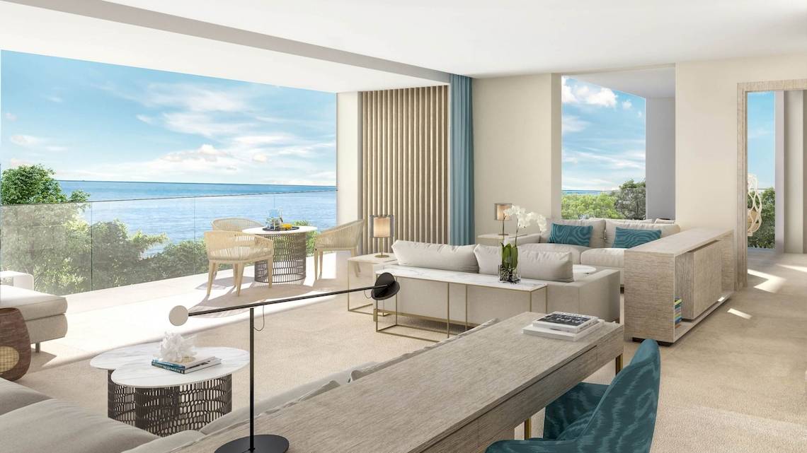 Suite im Ikos Andalusia Hotel mit Blick auf das Meer von einem Balkon aus.