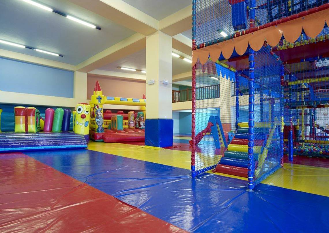Foto des bunten Kinderspielplatzes im Kipriotis Panorama Suites Hotel