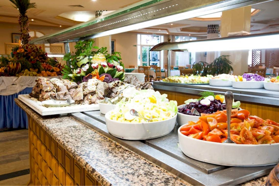 Buffet-Tisch im El Mouradi Mahdia Hotel mit verschiedenen Salaten und Vorspeisen.