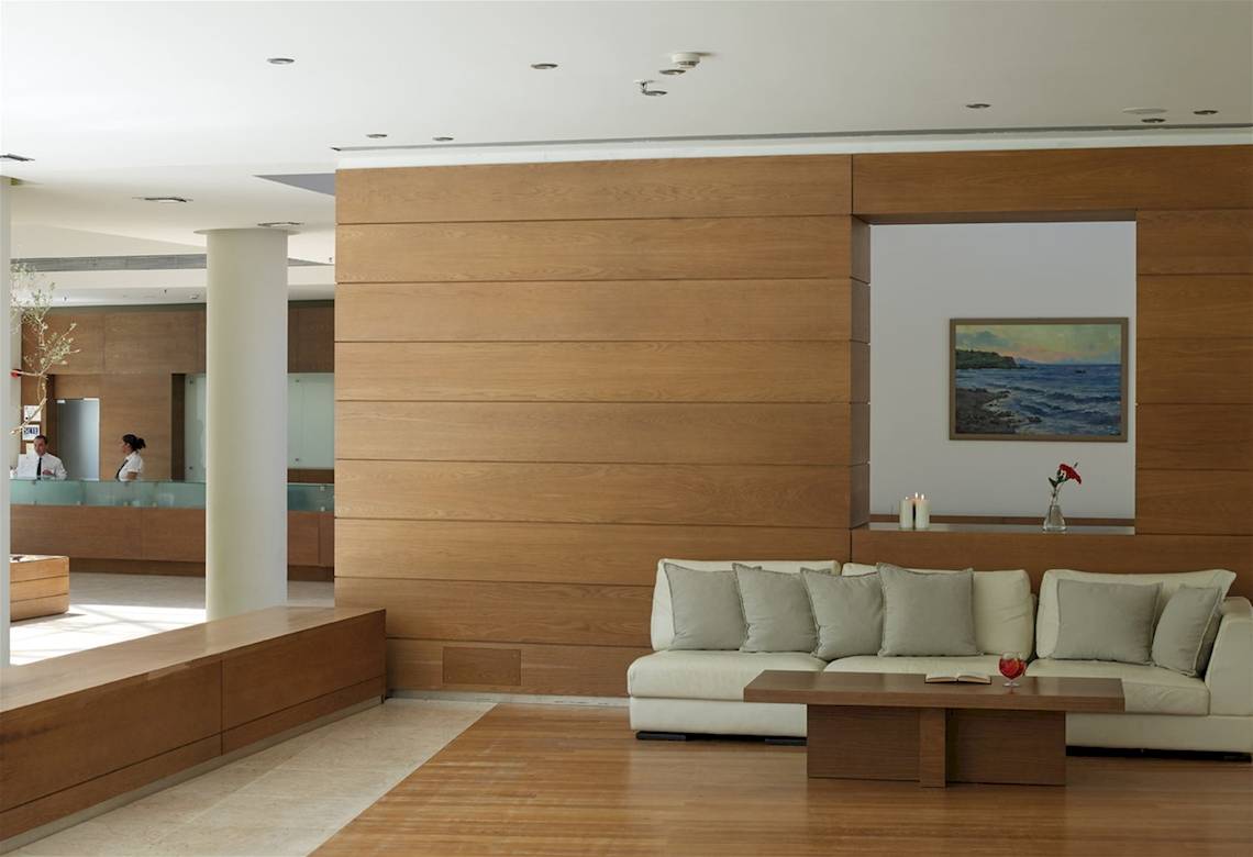 Lobby des Atlantica Eleon Grand Resorts mit Holzwand und Couch