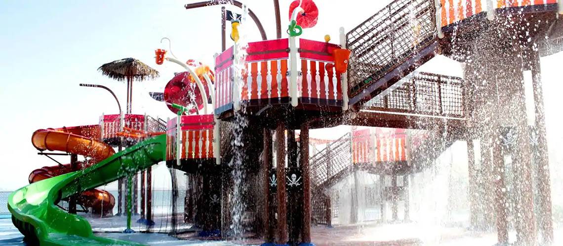 Wasserpark im DoubleTree by Hilton Resort & Spa Marjan Island mit Rutschen und Wasserspielen.