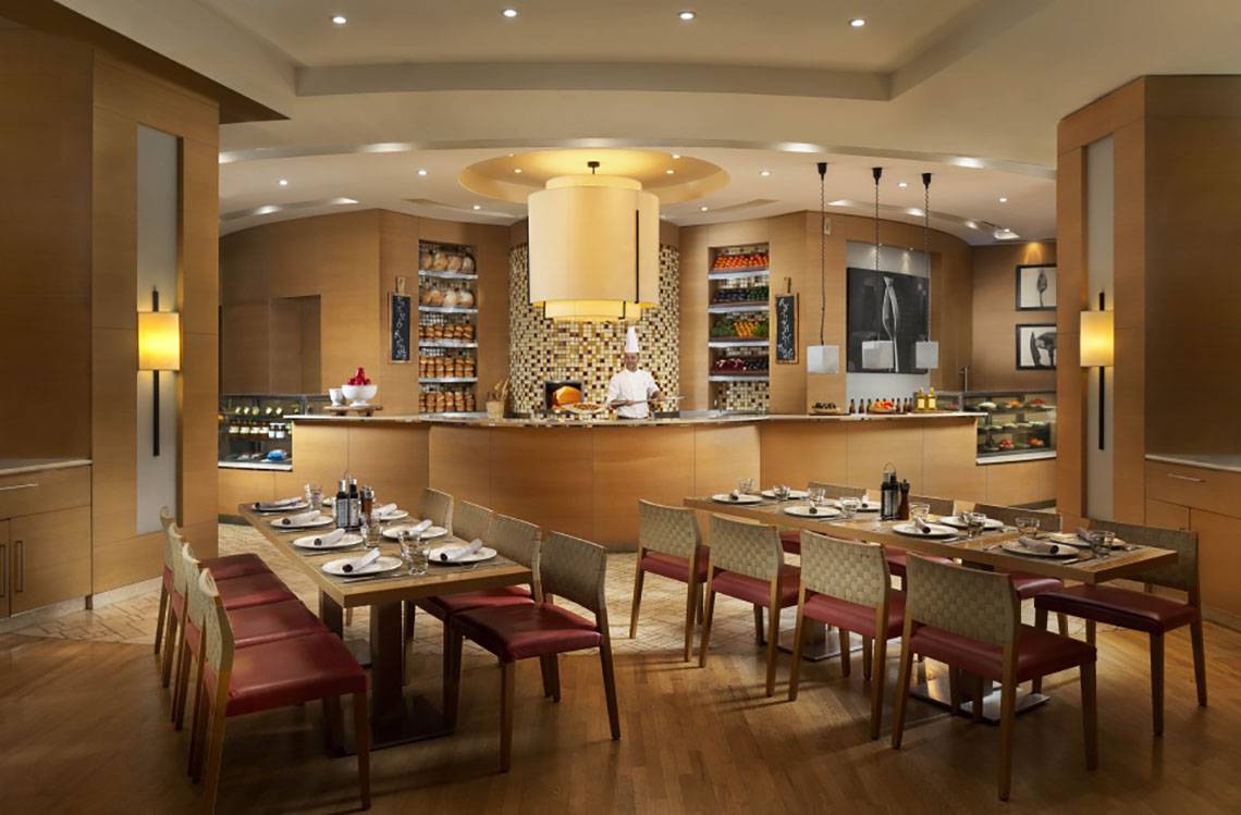Innenbereich des Beach Rotana Hotels mit Restaurant und Bar.