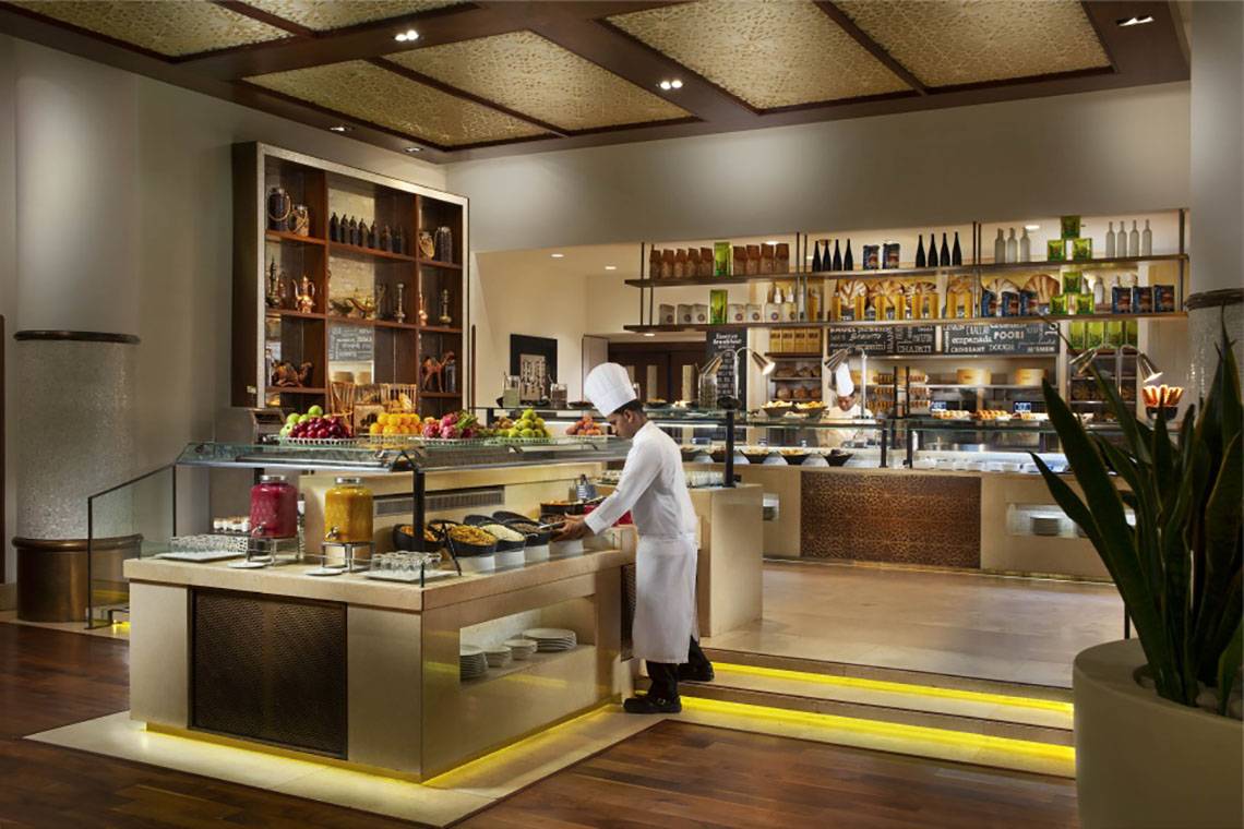 Ein Buffet mit verschiedenen Speisen im Beach Rotana Hotel.