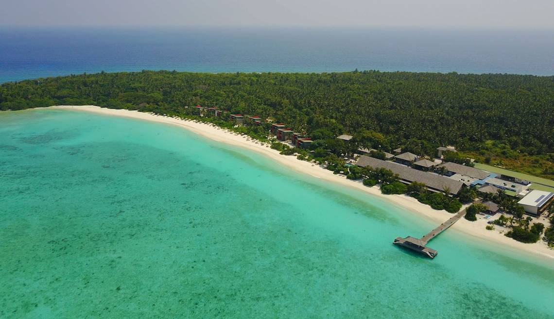 Luftaufnahme des Barefoot Eco Hotels mit Strand, Gebäuden und Meer im Hintergrund