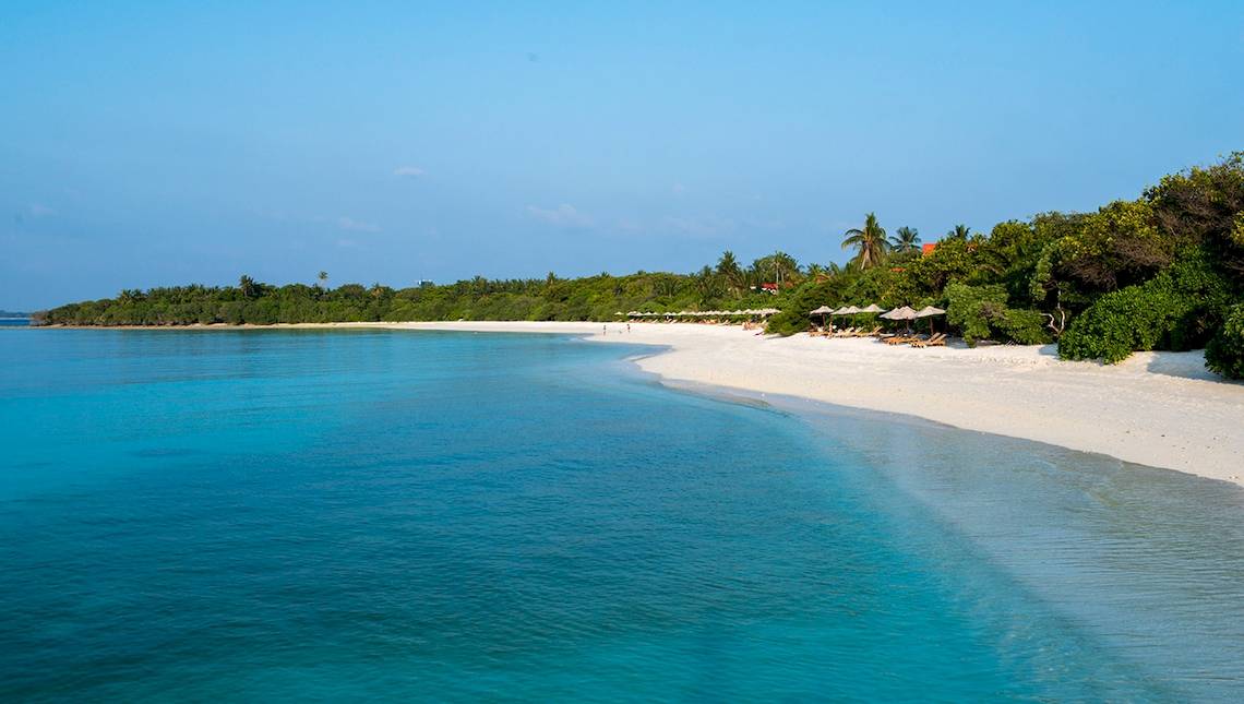 Außenbereich des Barefoot Eco Hotels mit weißen Stränden und blauem Meer.