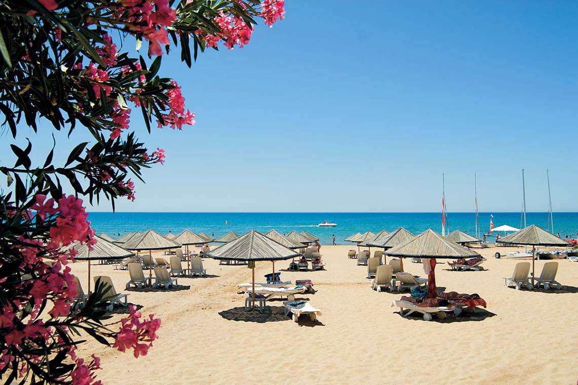 Defne Star Hotel in Antalya, Strand Sonnenschirme Sonnenliegen