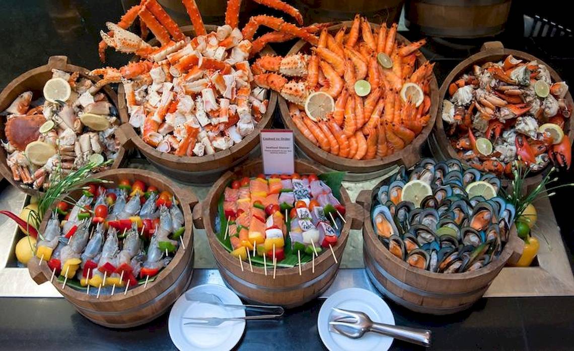 Buffet mit verschiedenen Meeresfrüchten im Eastin Grand Hotel Sathorn.