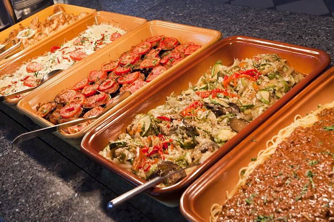 Buffet im Corali Hotel mit verschiedenen Gerichten wie Pizza, Salat und Nudeln.