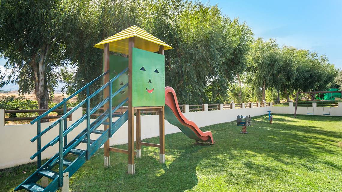 Kinderspielplatz im Freien im Iberostar Creta Panorama & Mare Hotel