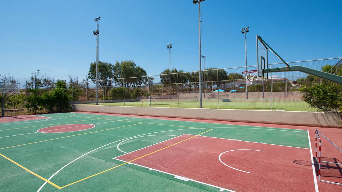 Sportplatz des Iberostar Creta Panorama & Mare Hotels, mit Basketballplatz und Rasenbereichen.