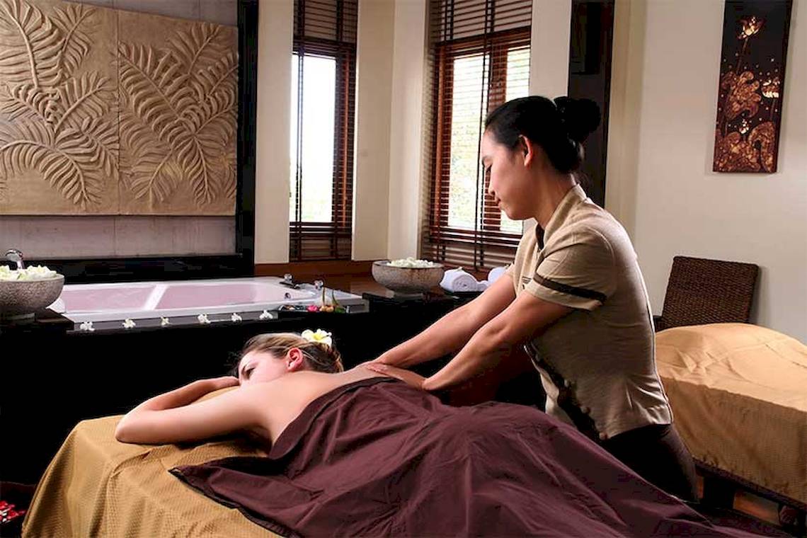 Eine Frau genießt eine Massage im Cape Panwa Hotel.