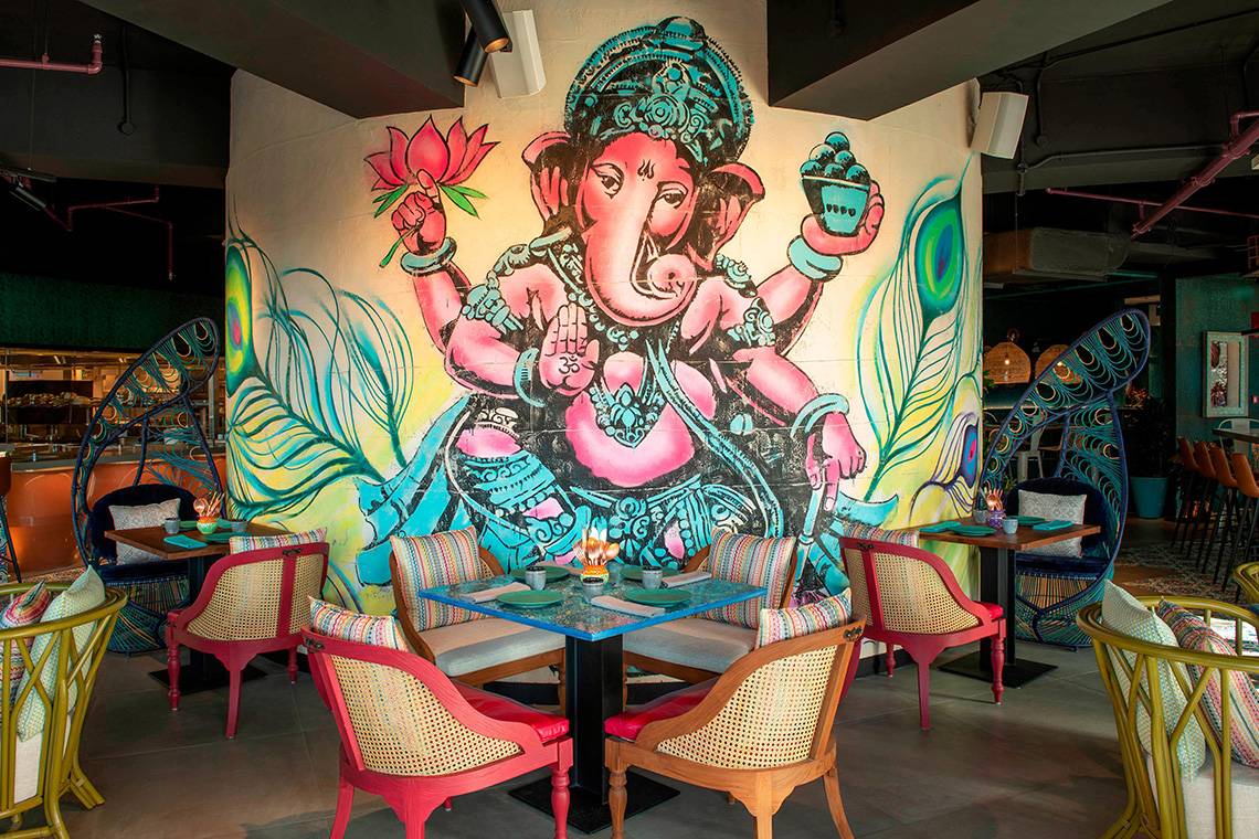 Inneneinrichtung des Le Royal Meridien Beach Resort & Spa mit einer Wandmalerei von Ganesha.