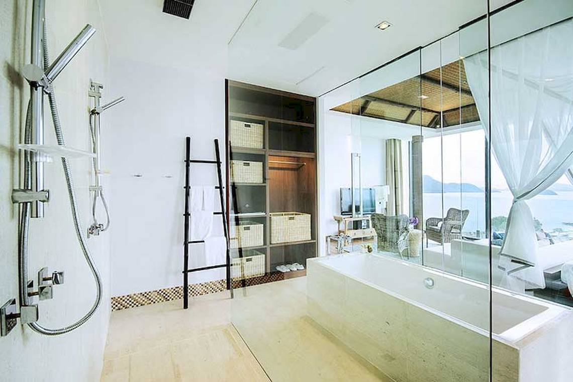 Badezimmer im Cape Panwa Hotel mit Badewanne und Glasdusche.