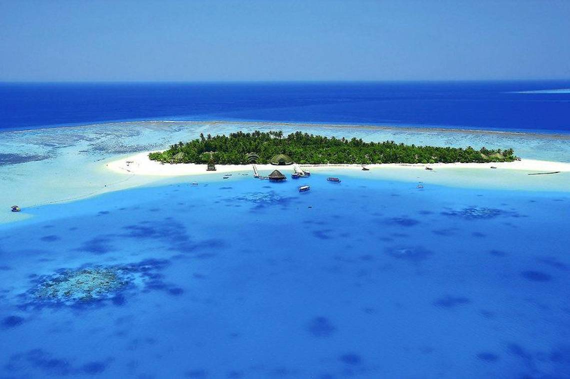 Luftaufnahme des Angsana Velavaru Hotels auf einer kleinen Insel im Ozean