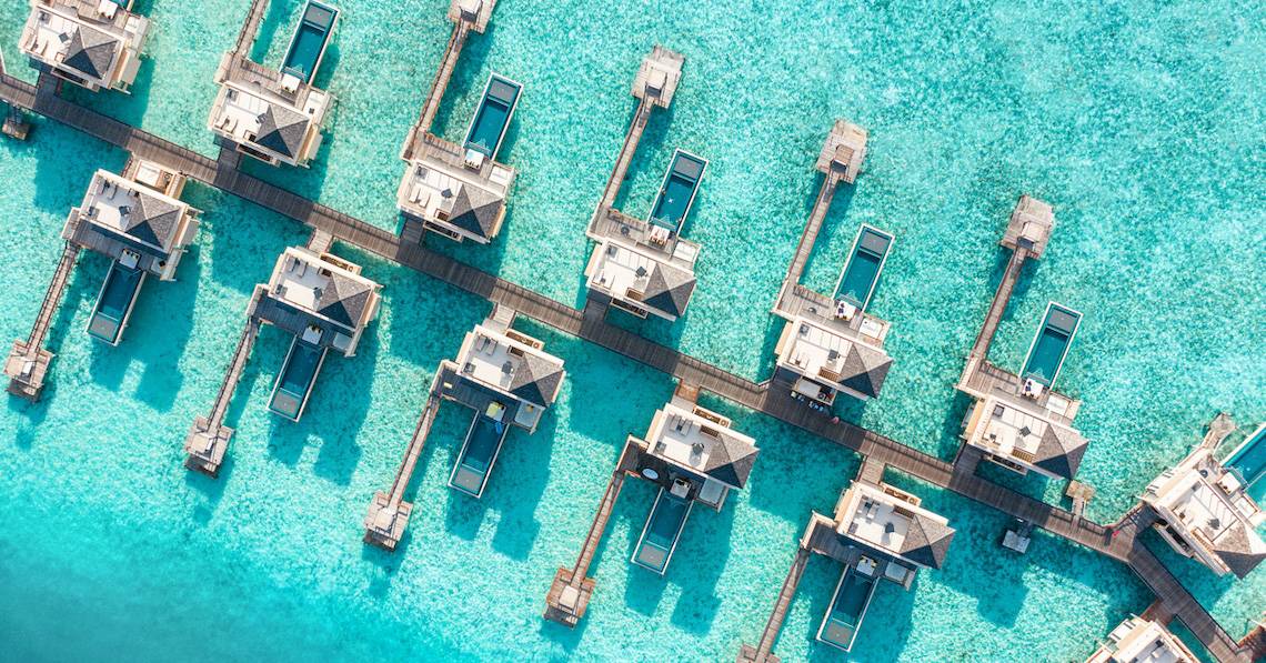 Luftbild der Wasservillen des Angsana Velavaru Hotels