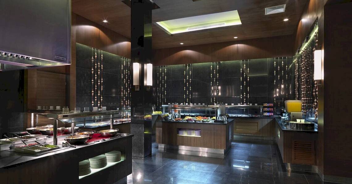 Innenbereich eines Restaurants im Paradisus Playa del Carmen Hotel mit Buffet und serviertheken.