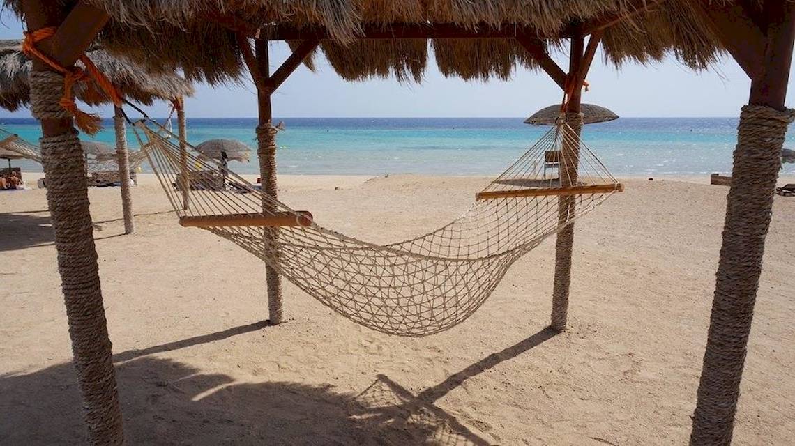Liegen am Strand im Gorgonia Beach Resort mit Blick auf das Meer.