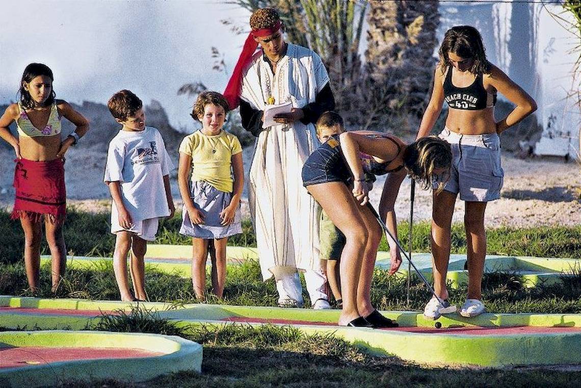 Kinder spielen Golf auf einem bunten Minigolfplatz im Fiesta Beach Djerba Hotel.