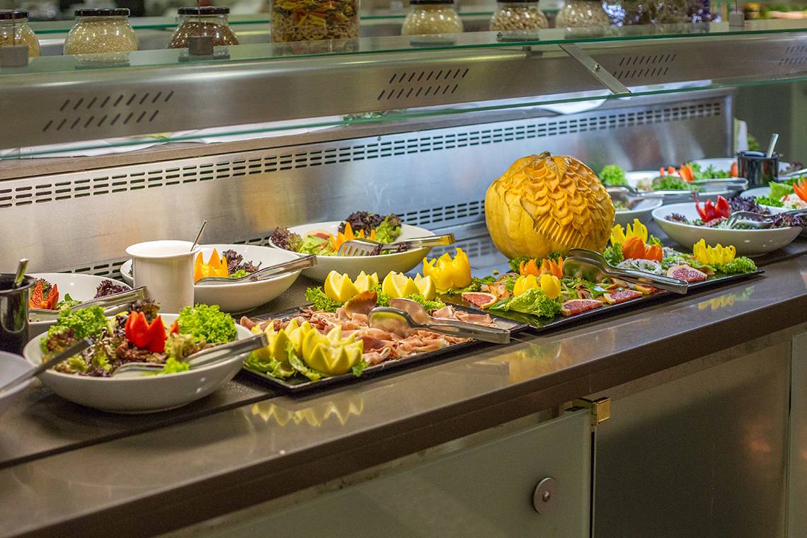 Buffet mit verschiedenen Gerichten im Akti Imperial Deluxe Resort & Spa Dolce by Wyndham.