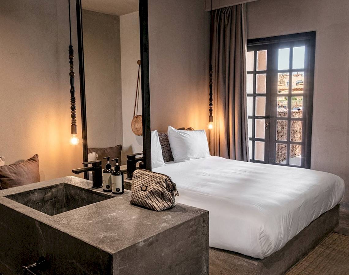 Zimmer im Cook's Club El Gouna mit Bett, Waschbecken und Fenster.