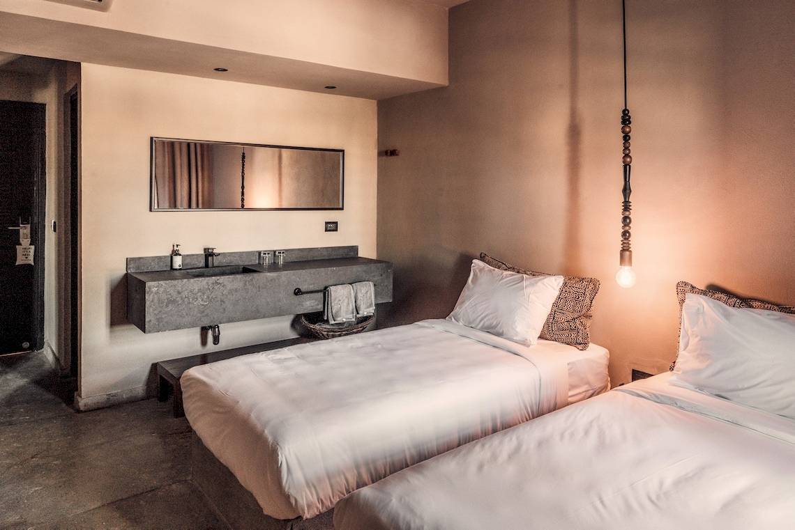 Doppelbettzimmer mit Waschbecken und Spiegel im Cook's Club El Gouna