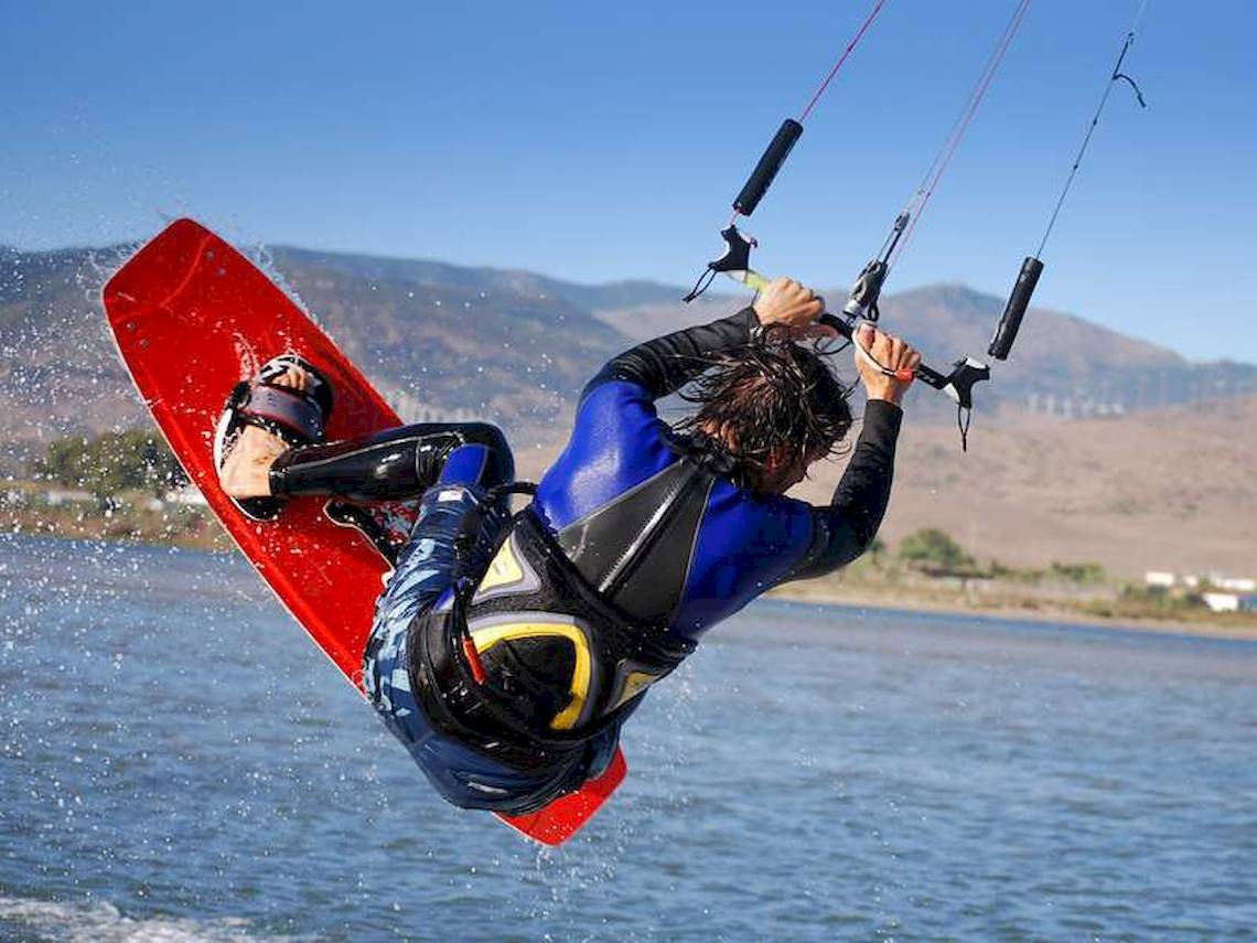 Kitesurfer im Wasser mit Himmel im Hintergrund