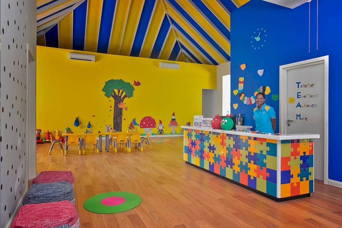 Kinderbetreuung im Kandima Maldives Hotel mit bunten Wänden und Spielzeug.