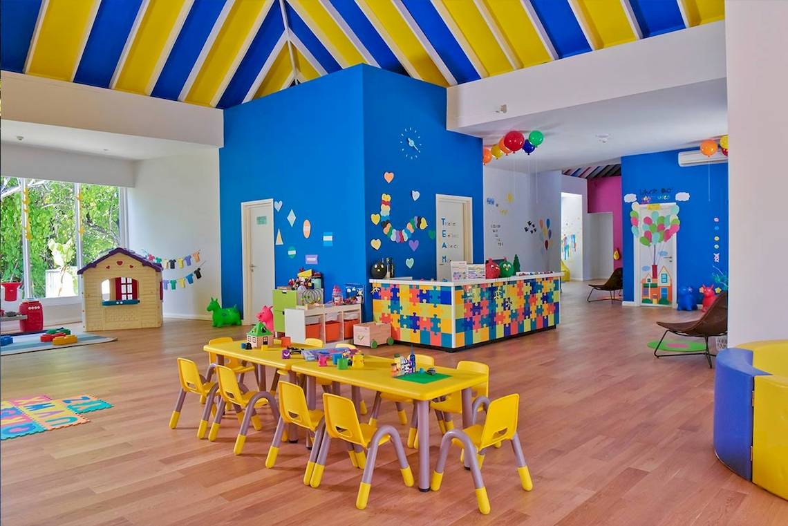 Kinderzimmer im Kandima Maldives Hotel mit bunten Möbeln und Spielzeug.