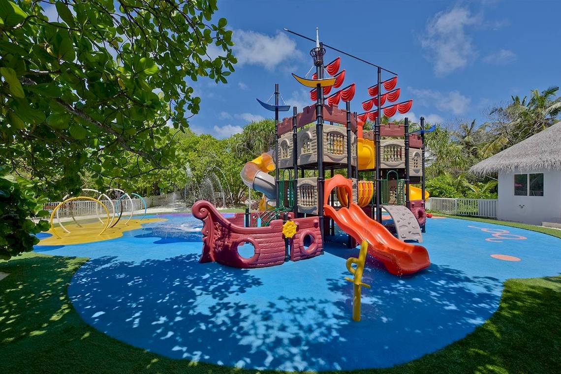 Kinderspielplatz im Kandima Maldives Hotel mit Piratenschiff, Rutschen und Wasserspiel