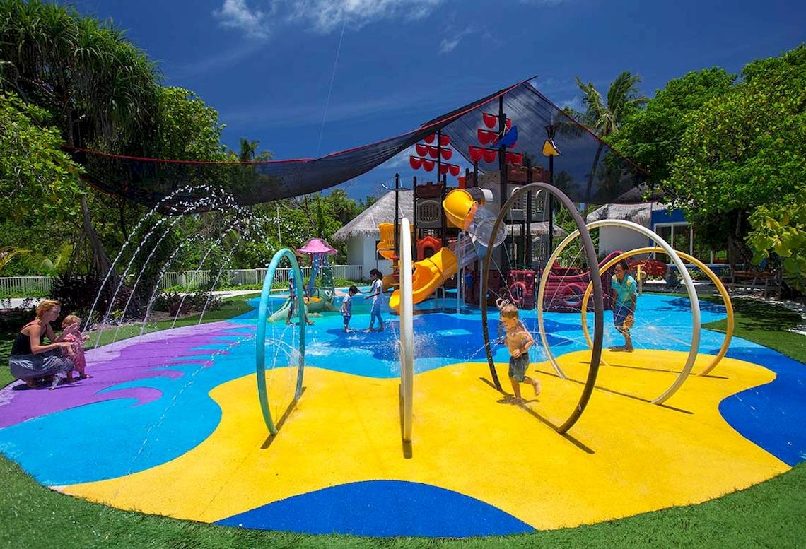 Wasserspielplatz im Kandima Maldives Hotel mit bunten Wasserfontaenen und Spielen.