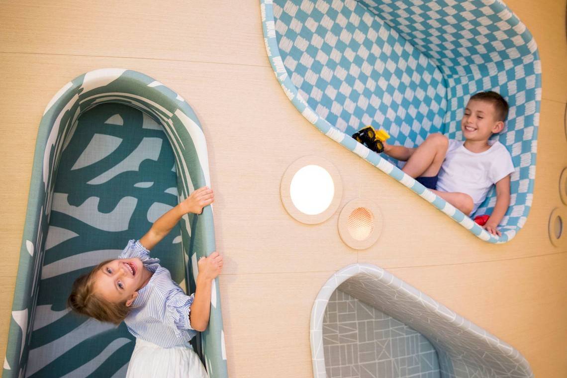 Kinder spielen in den gepolsterten Spielnischen des Jumeirah at Saadiyat Island Resorts.