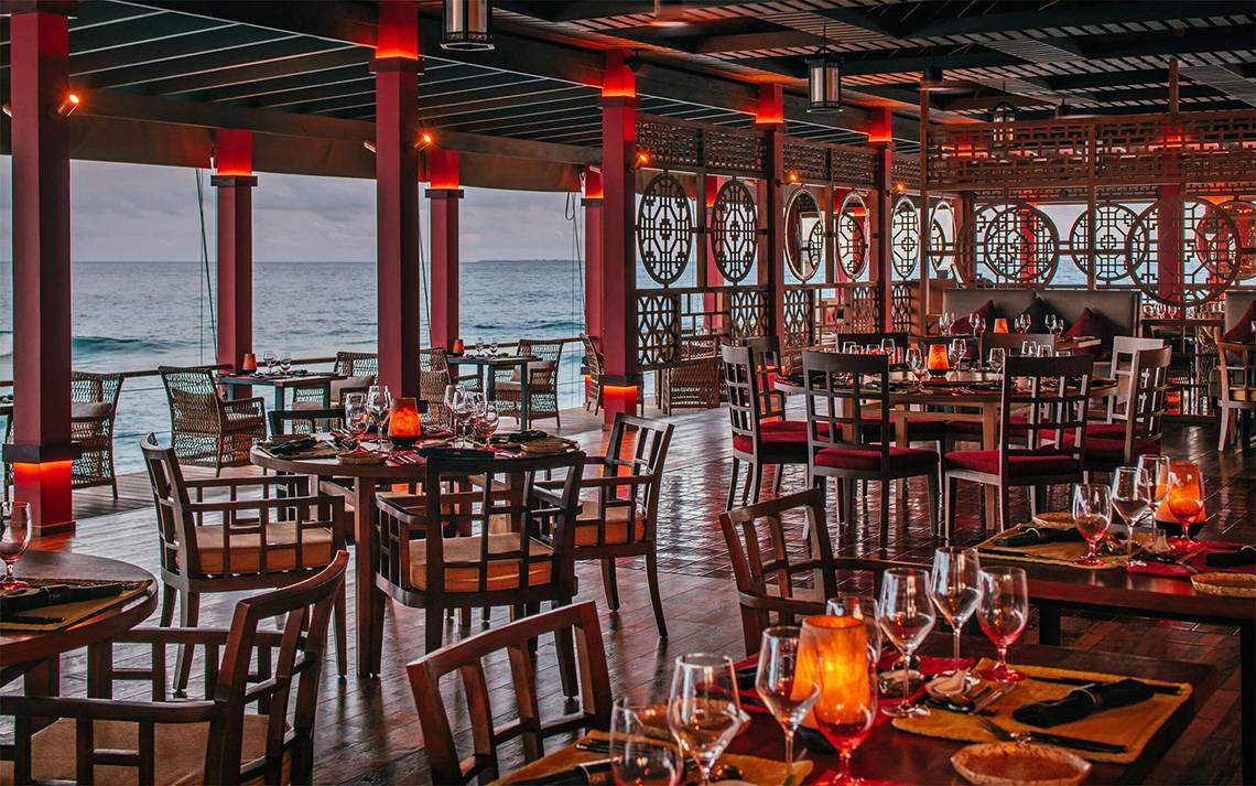 Innenansicht des Restaurants Finolhu Baa Atoll Maldives mit Blick auf das Meer.