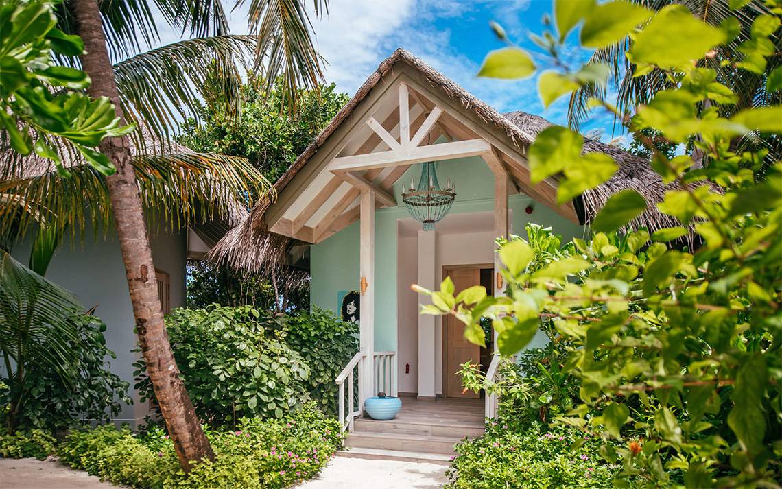 Außenansicht des Finolhu Baa Atoll Maldives mit Eingang zur Hütte.