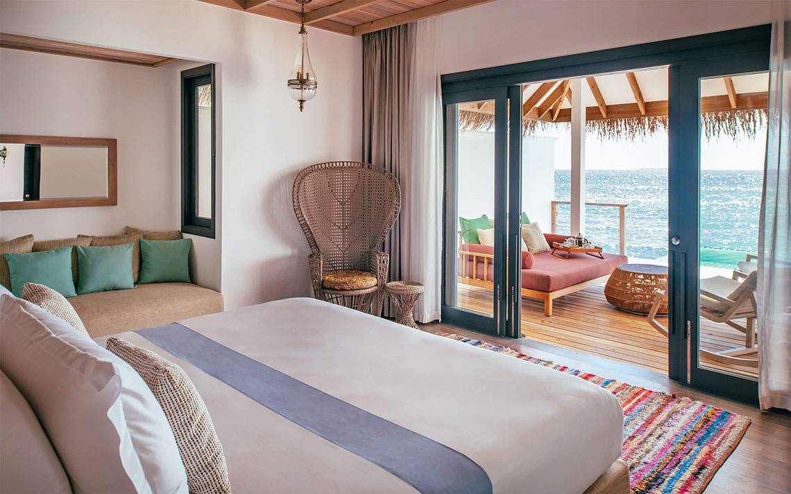 Schlafzimmer mit Meerblick im Finolhu Baa Atoll, Malediven, mit Bett, Möbeln und Meeraussicht.