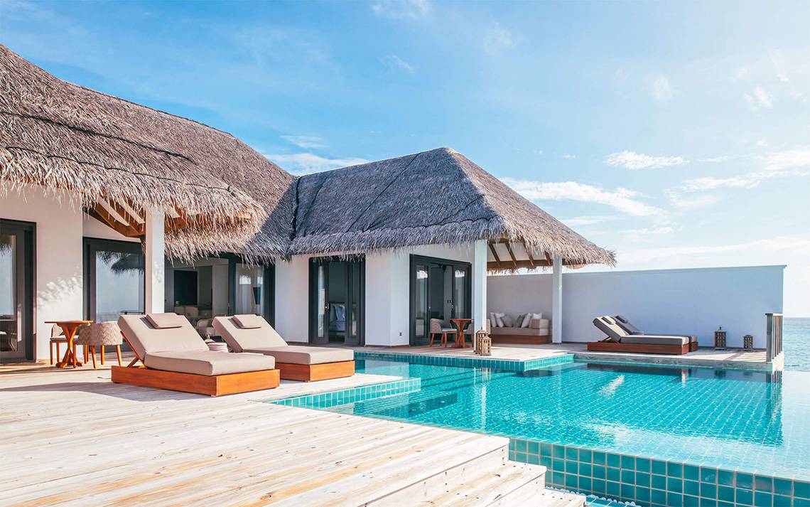 Villa am Finolhu Baa Atoll, Malediven, mit Swimmingpool und Sonnenliegen.