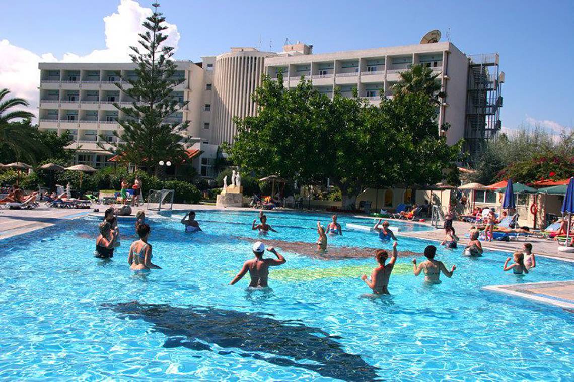 Gäste spielen Wassergymnastik im Pool des Atlantis Beach Hotels auf Kos